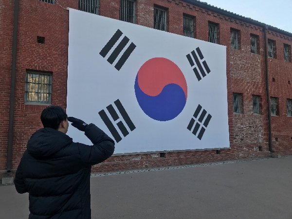 과거 100년을 돌아보고 미래 100년을 생각한다. (부제: 과거와 미래를 잇다) 대표이미지